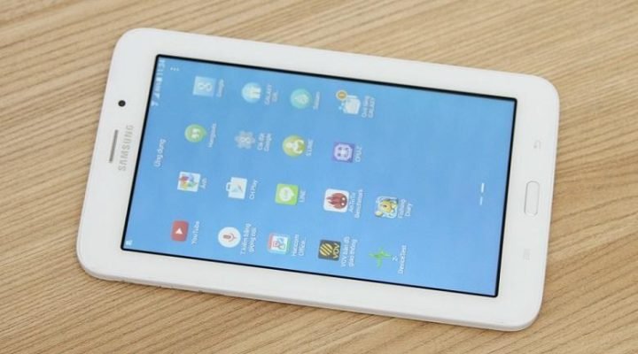 Mặt lưng máy tính bảng Samsung Galaxy Tab 3V Wifi màu đen, thiết kế truyền thống