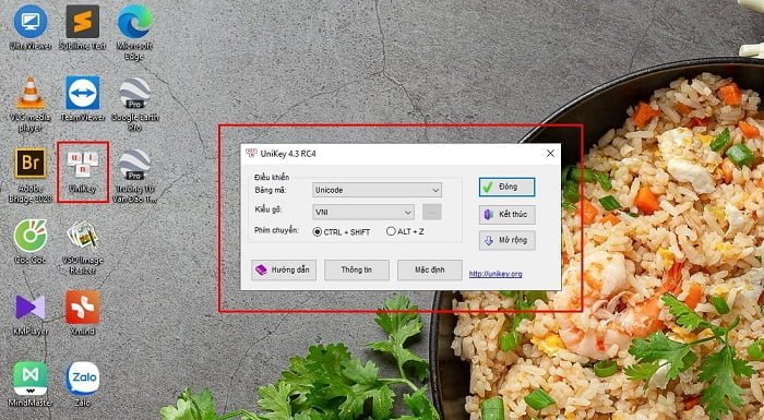 Người dùng thao tác gõ tiếng Việt với phần mềm Unikey trên máy tính