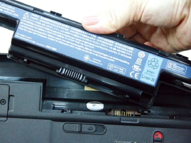 Kiểm tra pin và nguồn điện khi laptop không lên màn hình