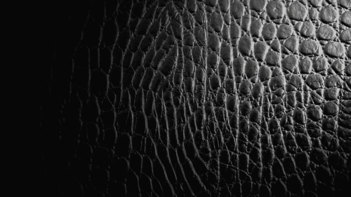 Hình nền máy tính 4K màu đen với các đường nét màu tối