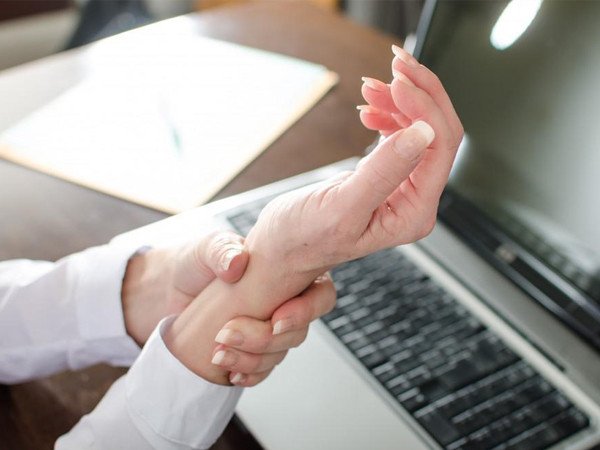 tư thế ngồi máy tính không bị đau lưng