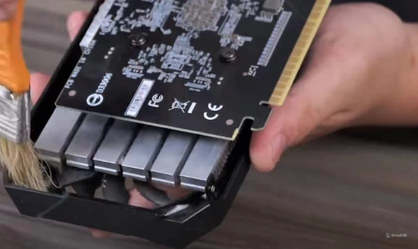vệ sinh card đồ họa để reset màn hình máy tính
