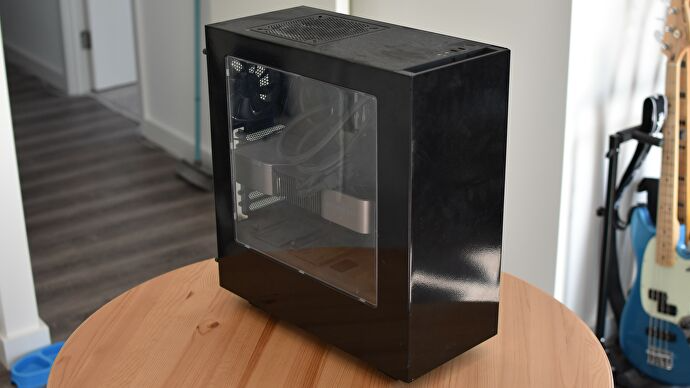 Cách vệ sinh case máy tính: Tắt nguồn và tháo dây cáp