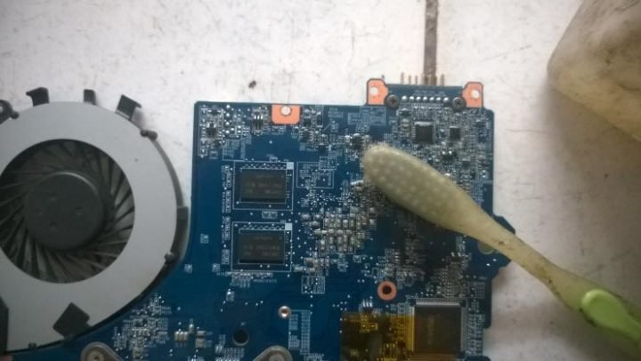 Laptop bị vào nước – Cách xử lý sự cố