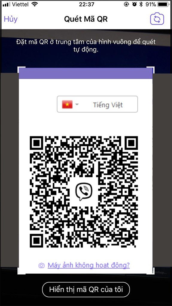 Điện thoại đang quét mã QR từ màn hình laptop để hoàn tất quá trình đăng nhập Viber trên máy tính