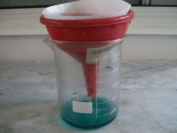 Thêm muối ăn vào dung dịch