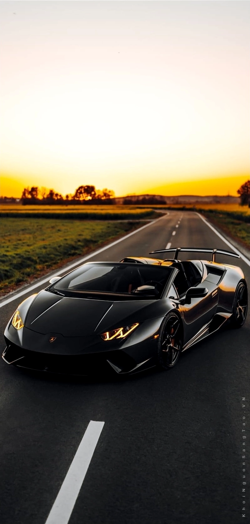 Hình ảnh siêu xe trên đường cao tốc đẹp