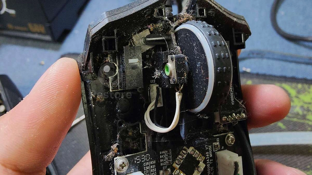 Các lưu ý trong cách tháo chuột không dây