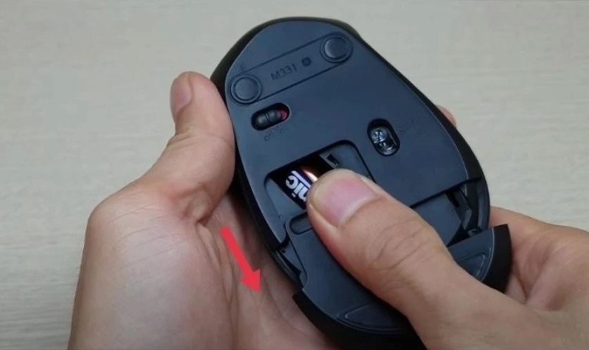 Kiểm tra kỹ mặt dưới xem có tem dán ẩn ốc vít