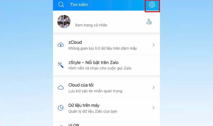 Nhấn vào biểu tượng Cài đặt (hình bánh răng) ở góc trên bên phải
