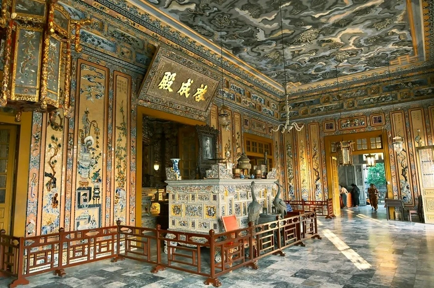 Khung cảnh Lăng Khải Định hùng vĩ giữa thiên nhiên Huế