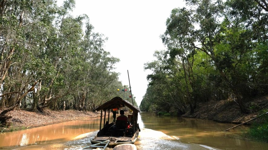 Ngồi xuồng kéo vãn cảnh. Ảnh: Ngọc Tỷ.