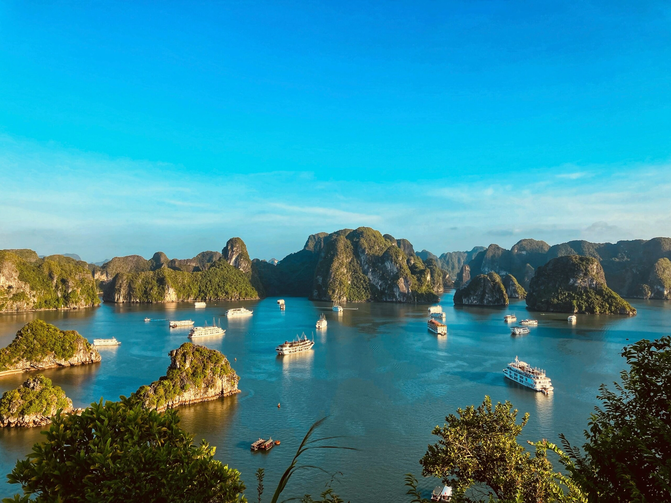 Vịnh Hạ Long lúc mặt trời lặn - Khung cảnh lãng mạn khó quên
